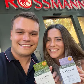 Wusstest du, dass du ein paar unserer Produkte auch bei Rossmann findest?❤️

✔️ Barrier Repair Pur – in allen 2.400 ROSSMANN-Filialen deutschlandweit
✔️ Barrier Repair Lavendel – in über 1.200 ausgewä