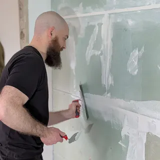 Mein erstes Mal 😇

Werbung| Als Nächstes steht bei uns im Haus die
Garderobe auf dem Plan! 

Dort muss als erstes eine Wand verspachtelt werden. 
Da ich davon absolut keine Ahnung habe wollte ich auf 