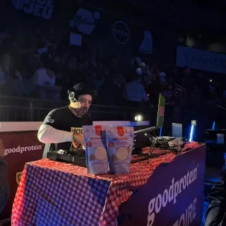 Recap de notre Soirée cabane à sucre 🍁🥤

Célébrer le lancement de notre saveur en édition limitée Biscuit à l’érable, ainsi que notre partenariat annuel avec la @victoire_lphf devant une salle comble.