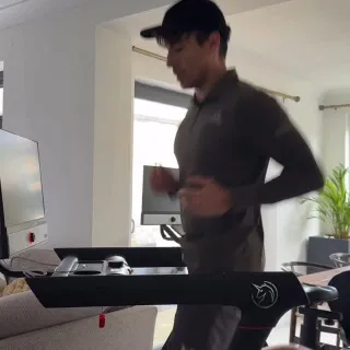IG, give me your secrets to enjoying long runs. I’m getting on that hype.

Thanks @yesoulfitness.official for the TS3 Plus Treadmill.  Homegym will be coming along nicely.

Use code tommy100 for £100 