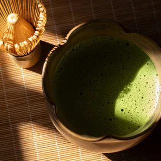 Un matcha mal conservé perd ses bienfaits, ses arômes et s’altère rapidement…

L’air, la lumière et l’humidité sont ses plus grand ennemis. Pour que sa couleur reste d’un vert éclatant et ses saveurs 