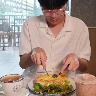 If you’re currently experiencing vibrations of magnitude 5.2… don’t worry, it’s not an earthquake - it’s just someone cutting into a toasted sourdough 🥪⁠
⁠
Tag your sourdough-loving friend and head do