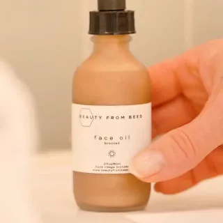 A perfect bronzed complexion, without the damaging effects of the sun! 

Our Bronzed Face Oil gives you a gorgeous, temporary bronze with a fun shimmer, while hydrating and nourishing your skin with n