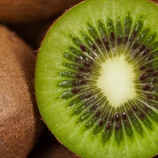 Le kiwi est l’un des fruits les plus intéressants sur le plan nutritionnel.

✔️ Très riche en vitamine C, essentielle pour l’immunité
✔️ Contient des fibres qui soutiennent la digestion
✔️ Apporte des
