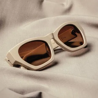 Frankie. Our take on the timeless cat-eye frame, strong in shape and available in a variety of colourways.

Shop today at tens.co. 📸: Frankie/ Polished Ivory/ Original
