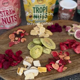 Ich liebe Drachenfrucht total. Die Mädels greifen eher zu Kiwi und Erdbeere.

Deshalb steht hier oft ein kleiner Mix auf dem Tisch.
Gefriergetrocknete Früchte gehen bei uns einfach immer.

100 % Fruch