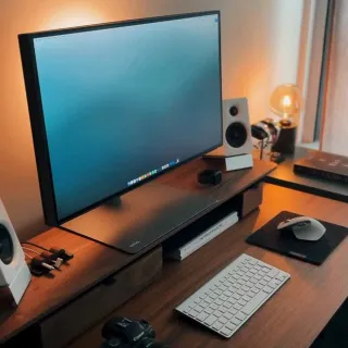 Show us your workspace and we’ll tell you what you do. Or should.. do, to have it the most comfortable yet.

Check out our wooden desk and workspace accessories. 👌