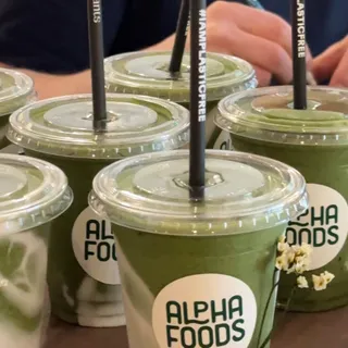 gemeinsam mit @alphafoodsde haben wir vorletzte woche ihr 10-jähriges gefeiert – mit good vibes, breathwork sessions, musik & natürlich: gesunden smoothies und säften. 🥬🍎

unser highlight? der special