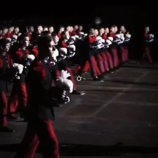Ô douce France,
Mon beau pays,
Lieu de mon enfance,
Du bonheur des chansons et des rires,
Ta souvenance,
Berce ma dolance,
D’un chant d’espérance.