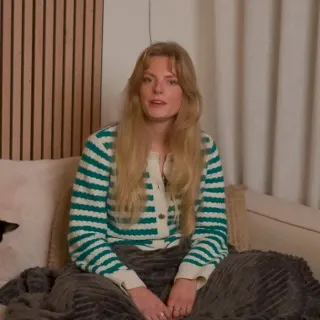 Na een lange werkdag waarin alles ‘moet’, mag dit moment juist moeiteloos zijn.
Thuiskomen, even ademhalen… en eindelijk naar de wc zonder spanning.
Met Poopy zit je comfortabel, in de juiste houding,