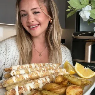15-Minuten Parmesan-Spargel 🥦🍅

Die Rezeptur:
• 1 Bund weißer Spargel
• 1 Handvoll Cherrytomaten (halbiert)
• Frisch geriebener Parmesan
• 1 TL Olivenöl
• Gewürze: Meersalz, Pfeffer & Knoblauchpulver

