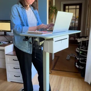 You guysss! My new @topjoblab WFH set up has been *chefs kiss* 😚! I forgot how much I love being able to stand to work and the fact that the AnyDesk Nest Pro is portable makes it so much more versatil