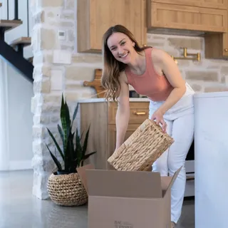 Besoin d’aide après le déménagement ? 📦
Nous sommes là pour vous accompagner à organiser vos nouveaux espaces !✨ 
Cuisine, garde-robe, salle de lavage ou rangement général : chaque chose trouvera sa p