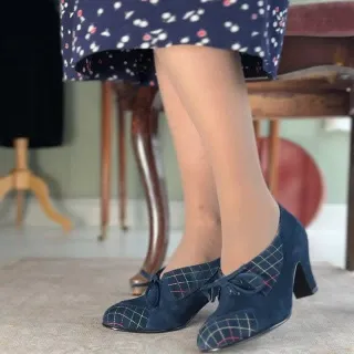 Edith is such a characteristic silhouette👠

It’s made from soft suede with colorful trim decorations, which makes it an eye-catching and fashionable pair of pumps💕