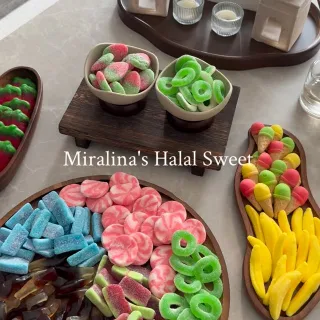 Vorfreude aufs Zuckerfest! ✨
Miralina's Halal sweets  hat die süßesten Leckereien für euch vorbereitet – für jeden ist etwas dabei 🍬🎉
Schaut unbedingt vorbei und gönnt euch ein bisschen Süßes! @mirali