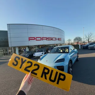 I don’t mean to alarm anyone but I think I may have acquired the world’s COOLEST number plate 🥹🫶🍯 

honk if you love hair syrup x

🩵🦋🚙💙🧿