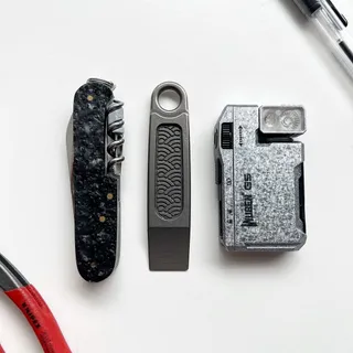 Slipjoint Sawyer x Bladebride customs Sak
Nice Guy Machine Co pry
Wuben G5 cracked ice edition 
#Wuben #Edc #TitaniumTuesday #EdcGear #NiceGuyMachineCo