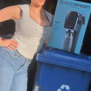 #ad 🌍💧 This Earth Month, let’s make a real
difference! Did you know that most single-use
plastics don’t get recycled? 😱 That’s why I’ve
partnered with @sodastreamcanada to swap
out disposable plastics