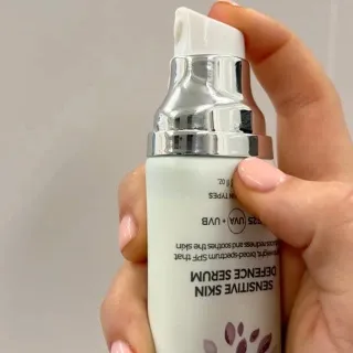 A lightweight, broad-spectrum and non-greasy daily SPF serum specially formulated for sensitive and redness-prone skin🤍

Goes beyond sun protection, combining clinically proven redness-reducing active