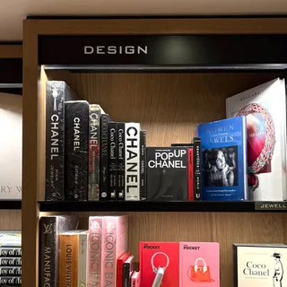 It’s wonderful to see all these brand books gathered in one place for fashion lovers. Thank you @kellyandwalsh for carrying our Pop-up Chanel. Come check it out! 🖤

#Fashionary
#Fashionaryretailers
#P