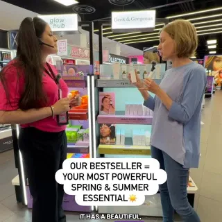 With one sold every 40 seconds worldwide, C-Glow is our bestseller. 🥳🤗 

🤓 why it’s geek:
15% pure Ascorbic Acid + FE in a water-based, low pH formula

💛 why it’s gorgeous:
super-light, fast-absorbing