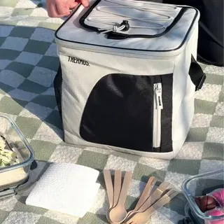 Designed for everyday life. 

This insulated bag keeps food fresh and protected when you’re on the move. With Thermos insulation performance, a practical wipe-clean interior and a durable outer fabric