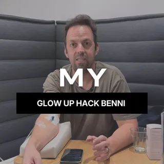 Hey ihr Lieben, ✨
unsere Serie „My Glow-Up Hack“ geht in die nächste Runde! 👀
In der heutigen Folge verrät euch Benni seinen persönlichen Glow-Up Hack für Zuhause.

Kleiner Spoiler: Sein Hack hat nich