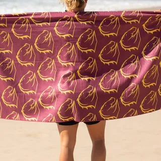 Spotted from the lifeguard tower 👀😂 Grab a sand free Nakie x NRL beach towel to rep your team at the beach or any adventure 🙌 Who’s winning tonight’s game?