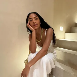 “The viscosity of the product is perfectly sticky, that when I apply it to my skin, it dries so well that I can then sometimes put makeup on top, which is ideal”

Esthetician Sydney Udenthal on The Ma