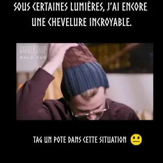 Sous certaines lumières,
je suis Brad Pitt.

Sous d’autres,
je suis en phase 2.

La calvitie ne prévient pas.
Elle attend juste la mauvaise ampoule.

👇
Tag celui qui fuit les néons. #hairstylemen #cal