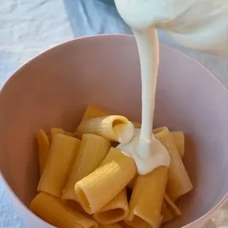 Day 17: Everyday Nourishment Series - Creamy Cashew Pasta Sauce 🤍

This dairy-free, gluten-free béchamel-style sauce is:
✔️ creamy + comforting
✔️ packed with healthy fats from the cashews
✔️ boosted 
