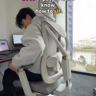 Save this video for next time you’re sat in front of a screen, your back will thank you 😌
Let me know if there’s anything I missed for a better sitting posture!🪑 

#sittingposture #howtosit #wfhsetup 