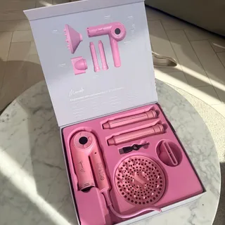 What’s included with the M Ionic Hair Dryer...⁠
⁠
💨 Drying nozzle⁠
🔄 L curling attachment⁠
🔄 R curling attachment⁠
🌬️ Diffuser⁠
✈️ Compact travel ready hair dryer base⁠
⁠
Everything you need for a ful