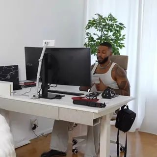 🏃‍♀️ New Cardio Hacks for Home Office Heroes! 🏃🏻‍♂️

Sitting all day? Not anymore! Boost your energy, stay fit, and keep your mind sharp with these easy cardio hacks—perfect for home office warriors:

