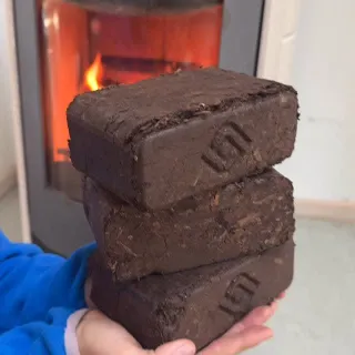 Each Night Briquette weighs around 1 kg, and every mini pack contains 20 briquettes. Easy to handle, easy to store, and perfect for keeping your log burner going for longer. 📦