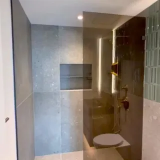 Some bathroom details deserve a second look.
A hidden exhaust fan cover keeps ventilation doing its job while blending into the ceiling finish.
VC: @amini.construction