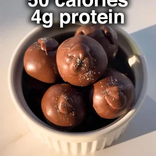 RECIPE BELOW 👇

Comment “COOKBOOK” for my best high-protein recipes! 👨🏻‍🍳

JACKED REESE’S BALLS
Makes 14 Servings
50 Cal | 4g Protein | $0.25/serving

Ingredients

Peanut Butter Powder  1 cup | 120g
U
