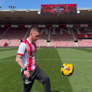And on June 20, Southampton fan Ryan Garner gets to box on the very same pitch 🥊 

Southampton through and through 😍

Presale now LIVE - General sale opens this Friday 🎟️

#GarnerMagnesi | June 20 | @