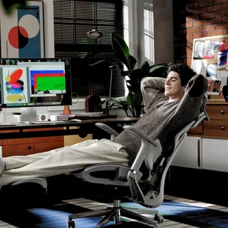 Recline. Reset. Return stronger. 🌿
The E3 Pro isn't just for work. It's for the moments between.
With a 140° recline and built-in footrest, you go from deep focus to deep rest in seconds. No awkward a