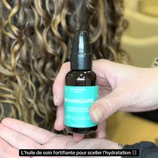 Routine complète In Haircare testée et approuvée au salon ✨

Des soins naturels pensés pour hydrater, définir et prendre soin des cheveux texturés.

🌿 Produits utilisés :
• Wash n' Purify - Shampoing 