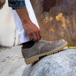 The Logan

Premium leather and suede meet heritage craftsmanship. The Logan blends a classic round-toe derby silhouette with sneaker-level comfort.

Built on the new Lug Sole with welt construction, i