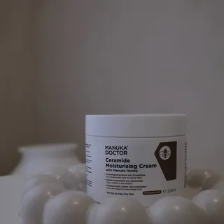 At @manukadr they believe in the power of nature 🍯✨

Sourced and packed at source in New Zealand, their Manuka honey goes straight from the beekeeper to you 🐝

As someone who’s struggled with eczema s
