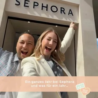Es ist offiziell unser Sephora-Jubiläum 🎉✨

Von unserem Start im Jahr 2020 bis hin zur Listung bei Sephora in ganz Europa – unsere Clean K-Beauty Mission wächst dank euch immer weiter. Auf mehr Einfac