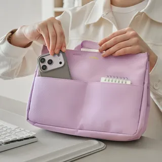 We brought a fresh wash of lilac to the everyday lineup. 💜 🌸

Our essentials bag insert acts as a dedicated home for your daily items, keeping them perfectly organized so you can easily swap between b