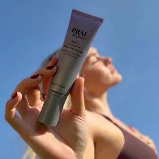 Too much sun might feel amazing in the moment… but your skin remembers everything ☀️⁠
⁠
From dark spots and uneven tone to loss of firmness, daily sun exposure can accelerate the visible signs of agei