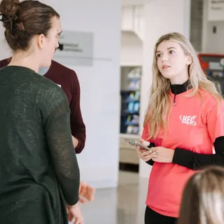 R E S P E C T 💙

Créer un milieu d’études respectueux, ça se fait ensemble.

À l’occasion de la Journée de prévention des violences à caractère sexuel, HEC Montréal met de l’avant des ressources essen