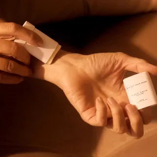 More than just a hand balm!

Our Hand Balm isn't only amazing for keeping your hands soft and hydrated. 

It's also the perfect hack for slicking back flyaways and keeping your hair in place! 

Pair i