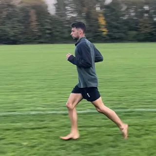 I will be running the @londonmarathon completely barefoot for @spinalresearch ! 👣 

From the age of 18, back pain flipped my life upside down. To this day, it is something I still deal with - but move