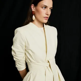 Bordados, estructura y textura en equilibrio.

Vestido Vania con top asimétrico bordado de flores y chaqueta Dora tipo kimono, la elección perfecta para las comuniones y bautizos de esta primavera.

#