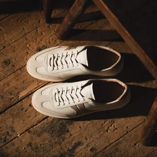 Clean lines in an elevated new shade. The Monza in Latte.
